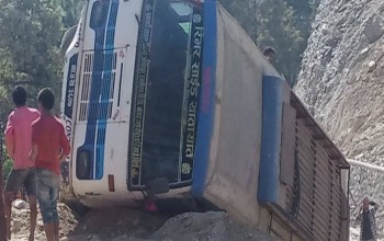 डोटीमा सडकमै बस पल्टियो 